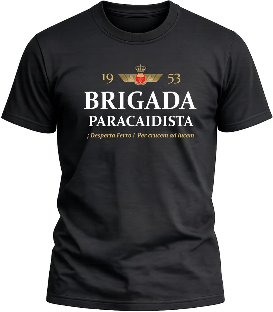 Camiseta Brigada Paracaidista 1953 color negro con diseño militar exclusivo y acabado premium. 